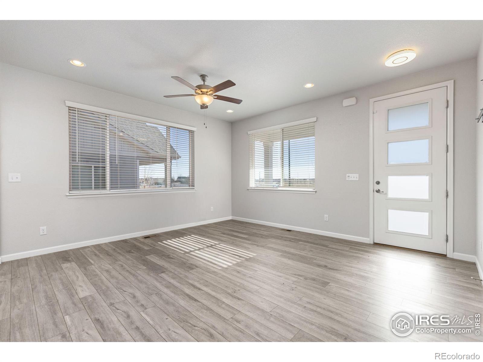 Image 4: Living Room