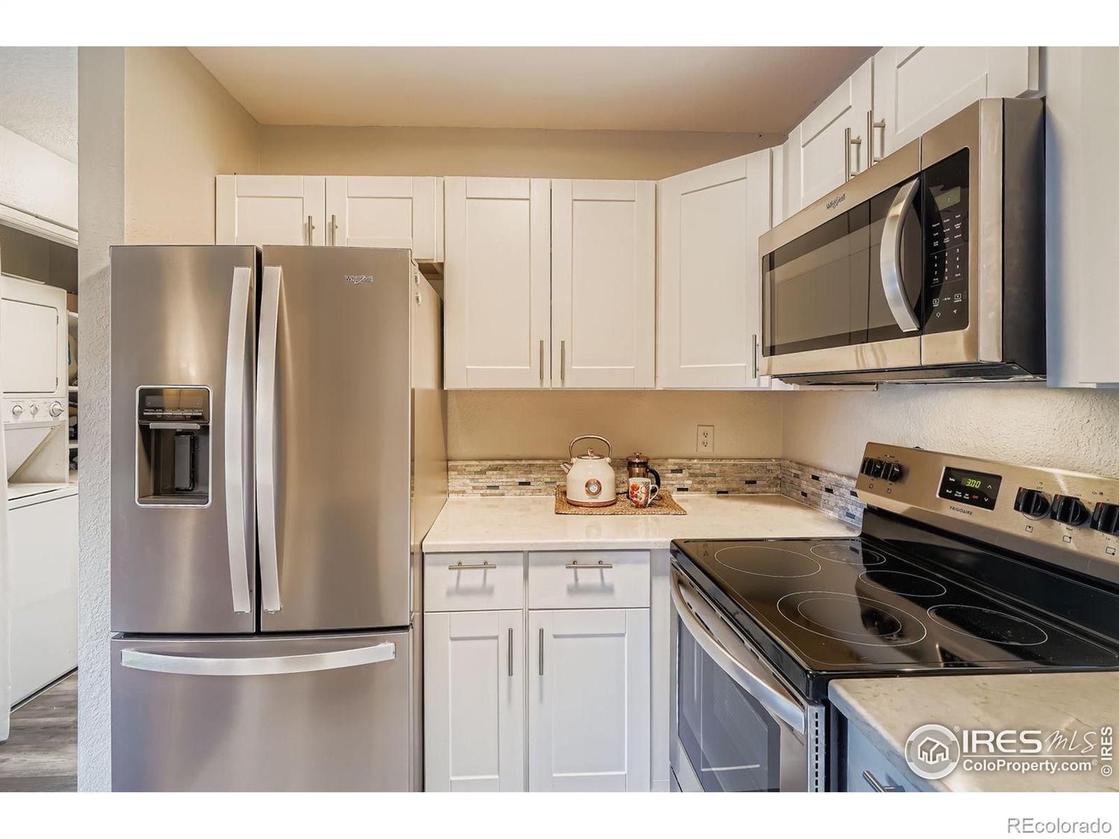 Image 2: New kitchen cabinets and caesarstone counters