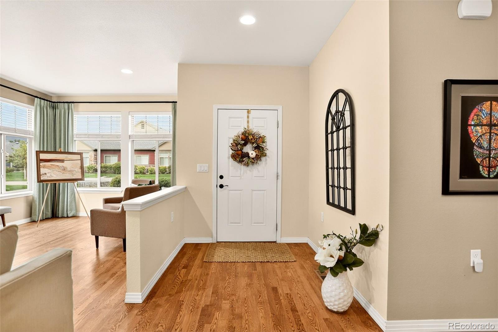 Image 3: Foyer and Entry