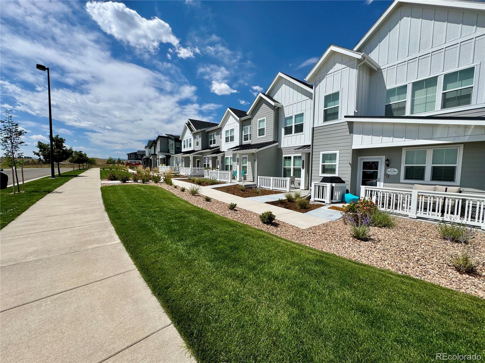 Image 2: 2 beds, 2.5 baths, + loft