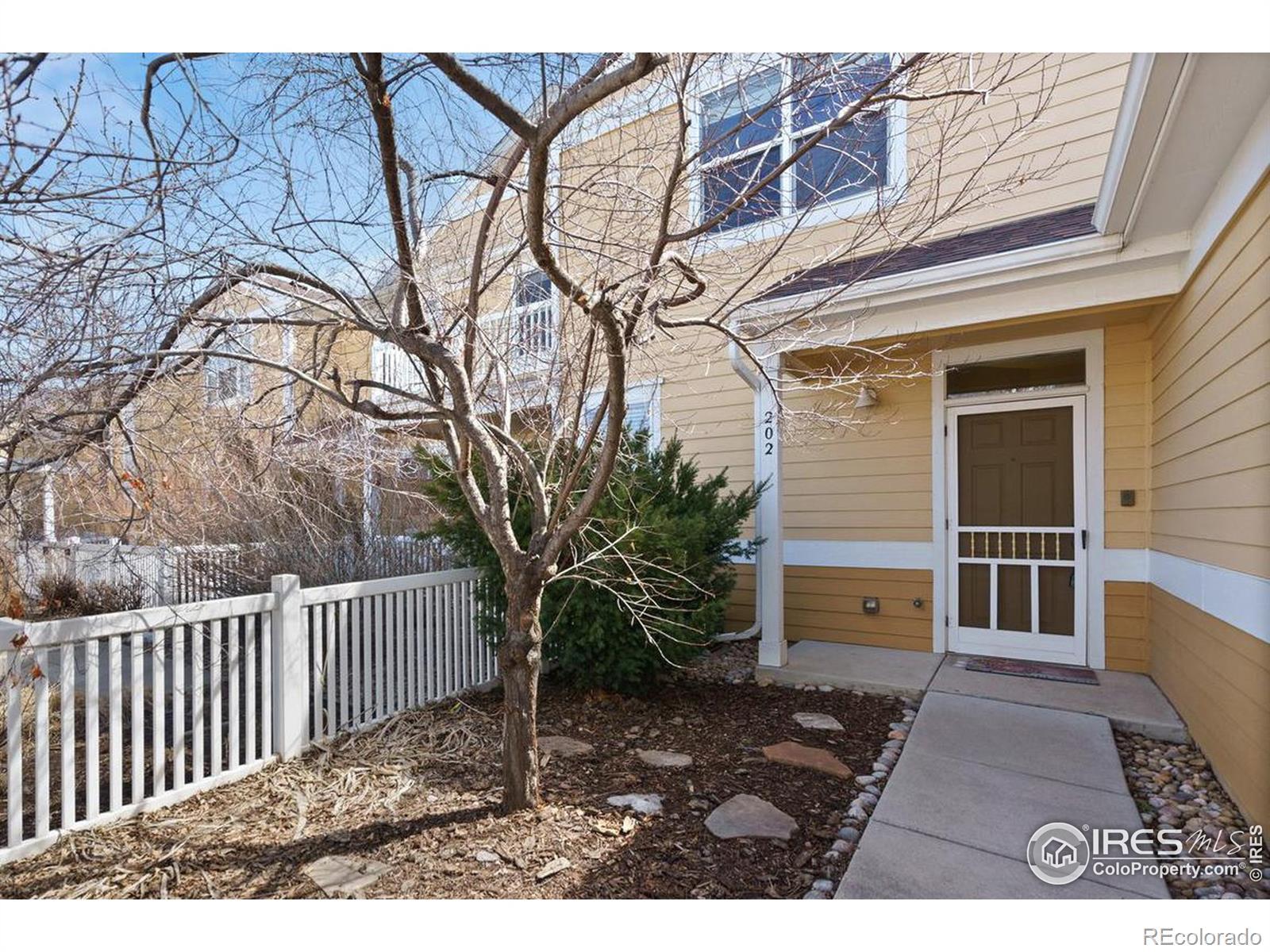 Image 2: Enclosed, fenced courtyard for your pets