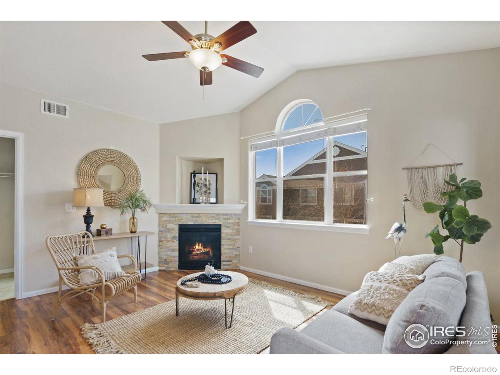 Image 3: Vaulted ceilings and...