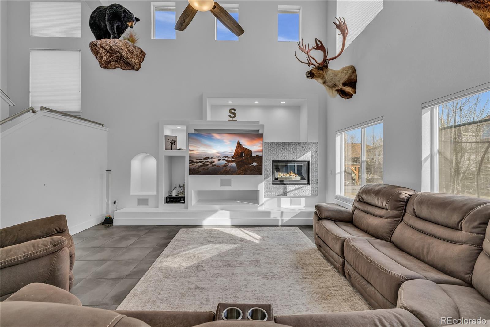 Image 4: 20 ft ceilings