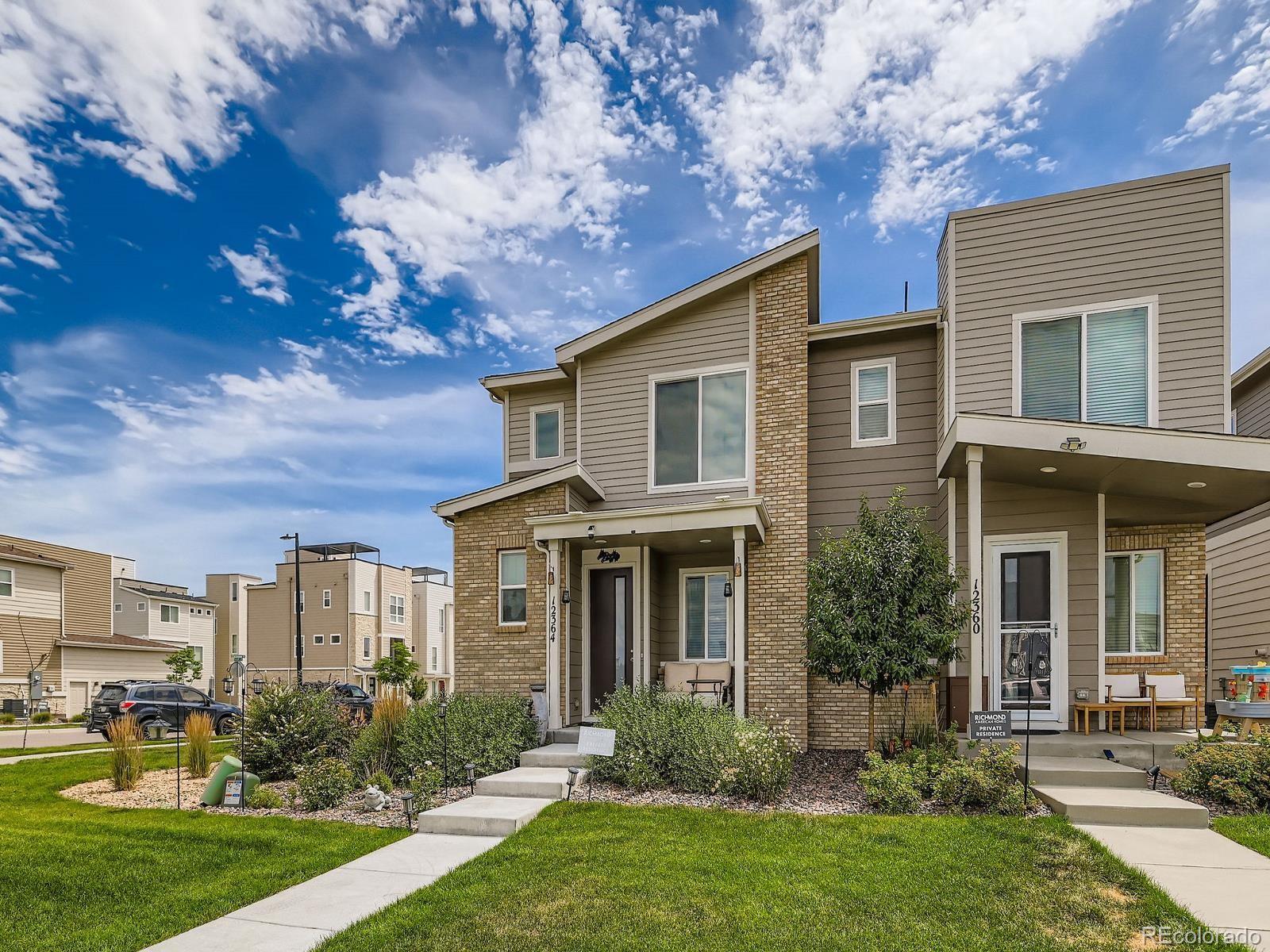 Image 1: Excellent Location on Corner - spacious!