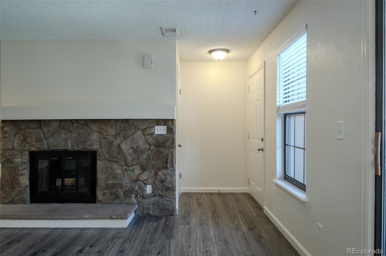 Image 4: Living Room