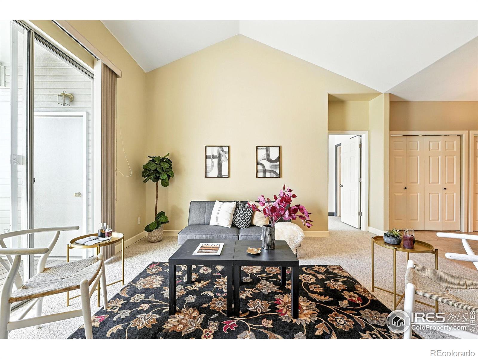 Image 3: Living room with deck entrance