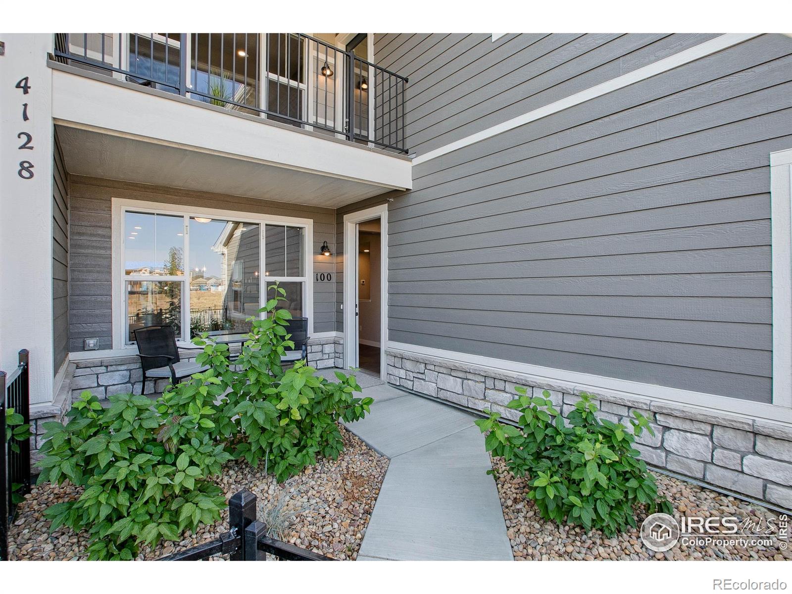 Image 2: Enjoy your own covered, private, fenced in patio. Photos of a previously built Cascade. Finishes may vary.