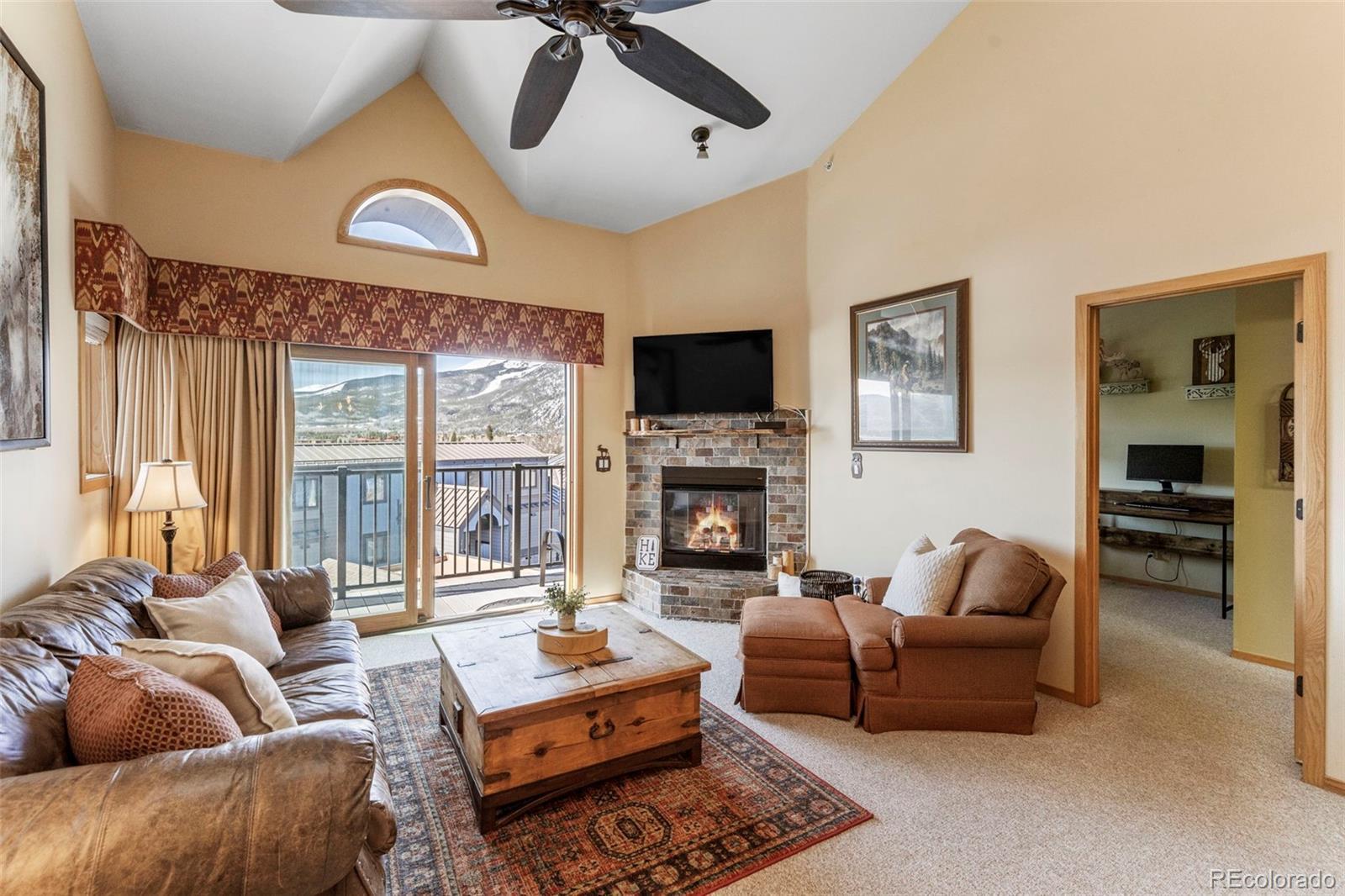 Image 3: Living room