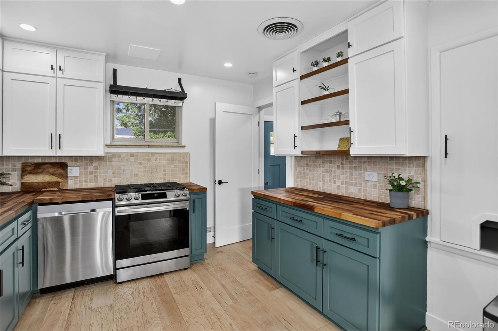 Image 3: Modern Kitchen