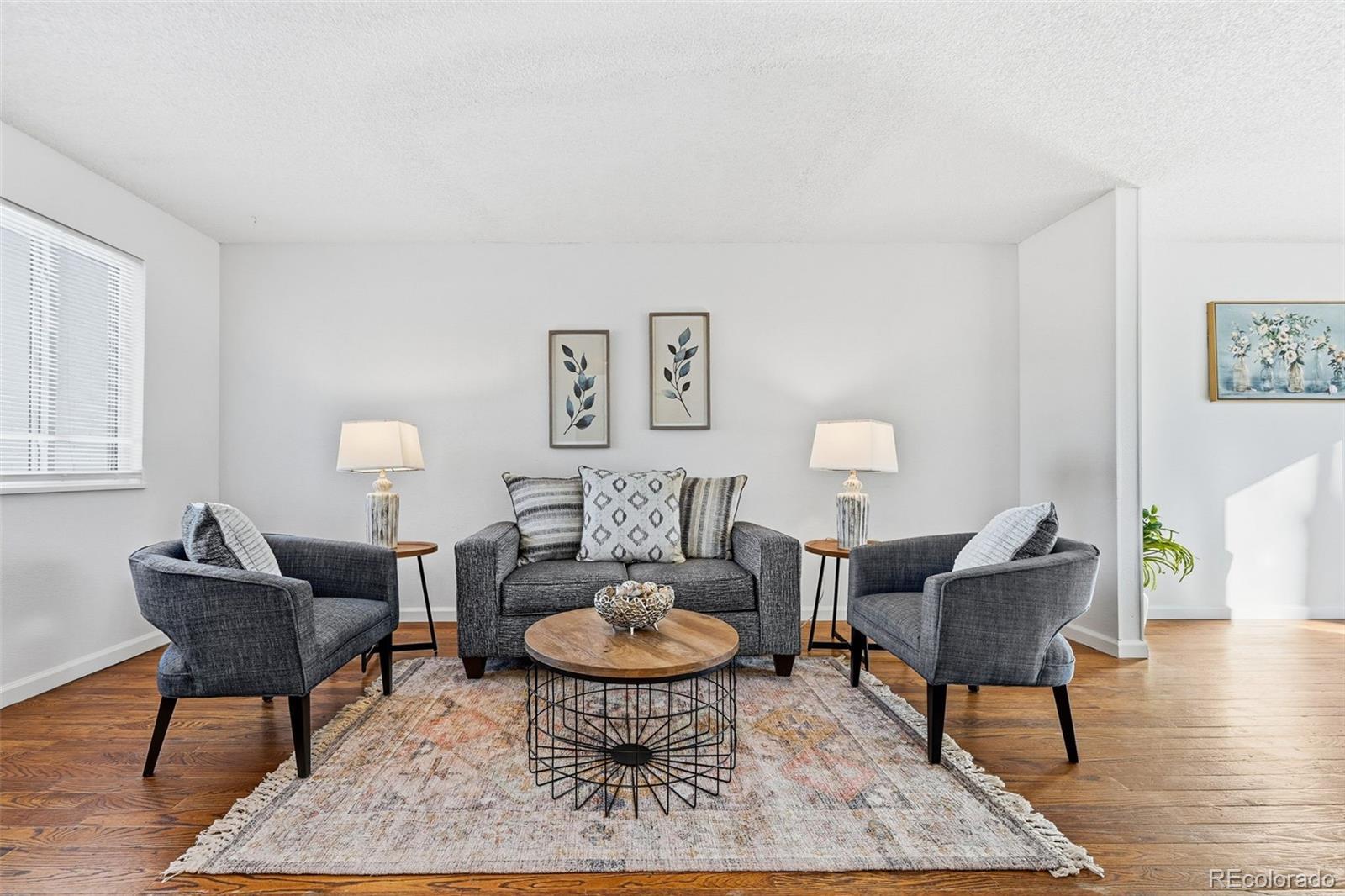 Image 2: Relax in the living room