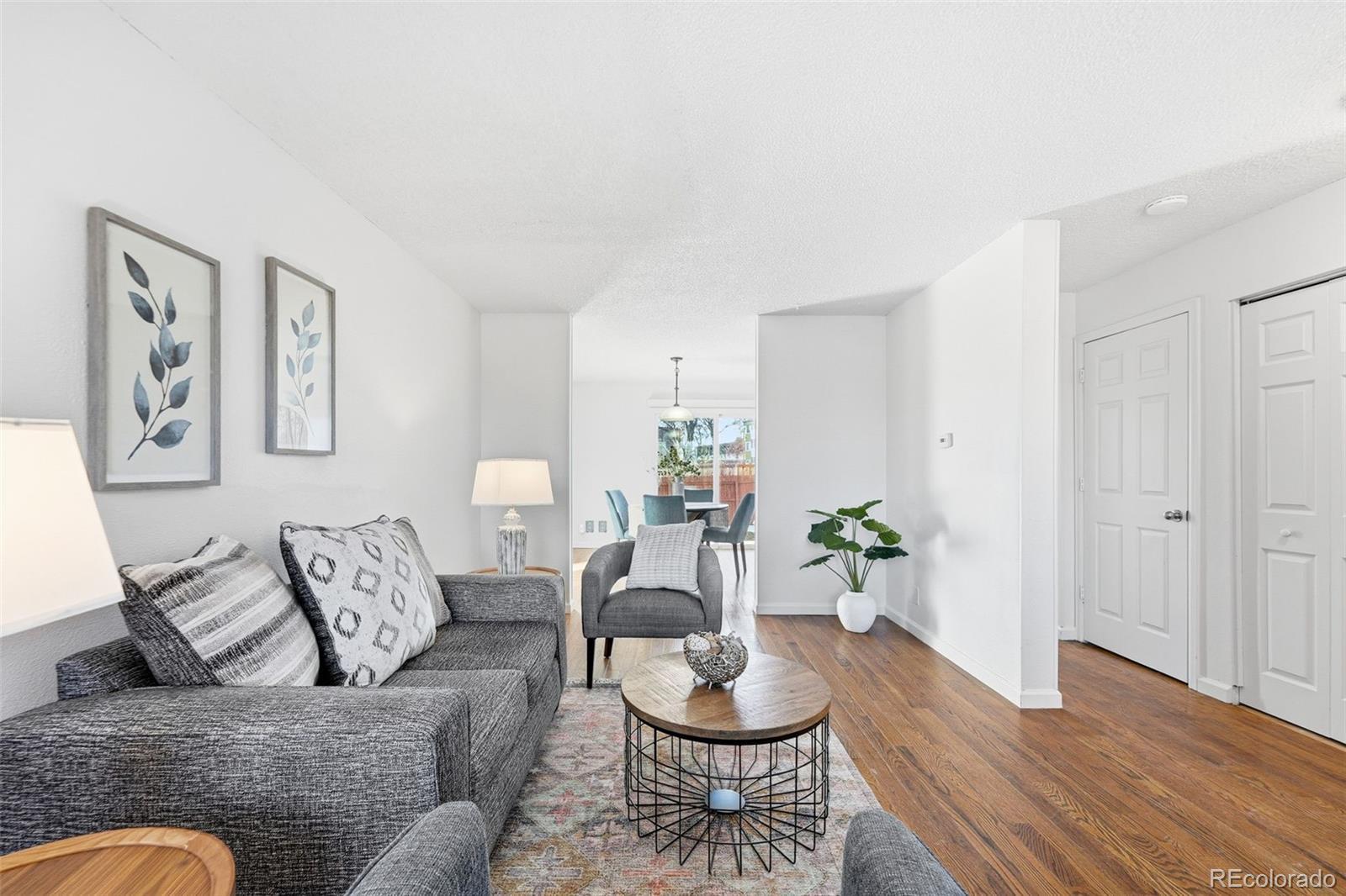 Image 4: Well connected to the dining room