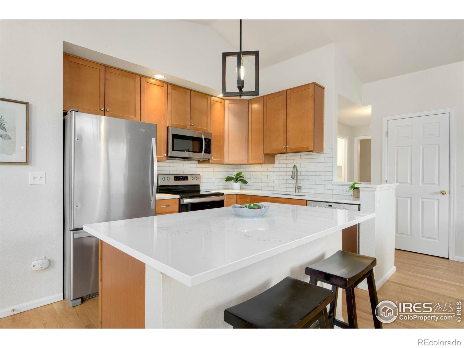Image 3: New Quartz Countertops - Large Island
