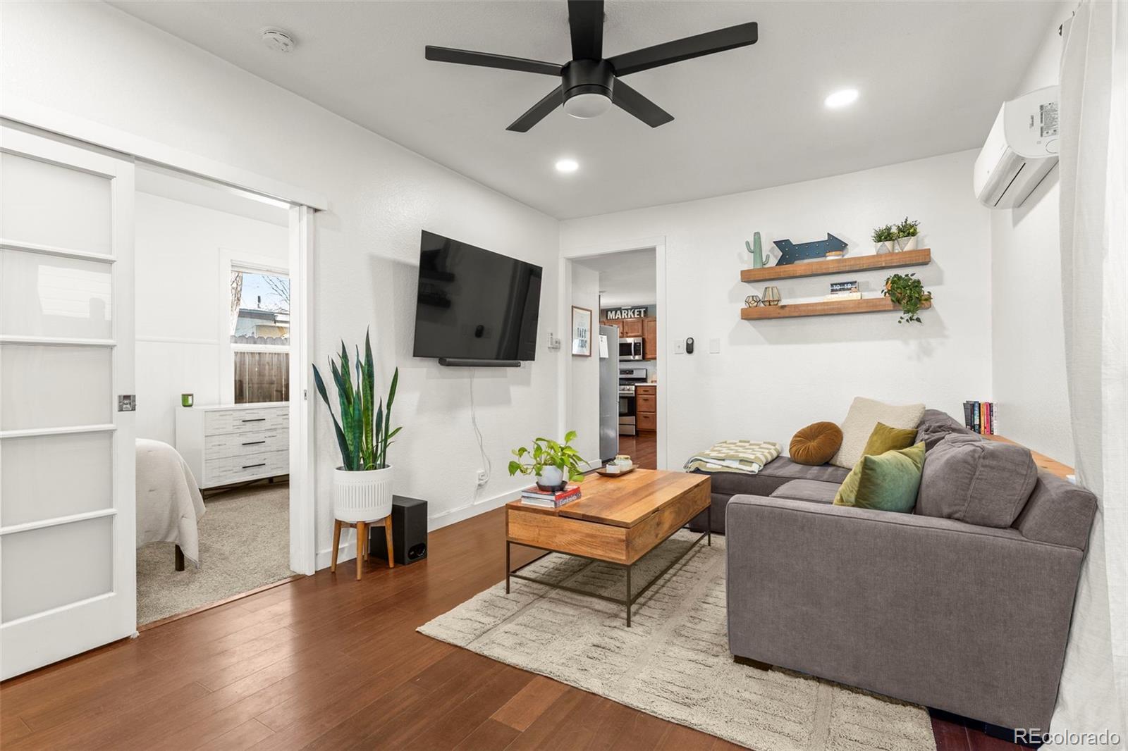 Image 4: Living Room