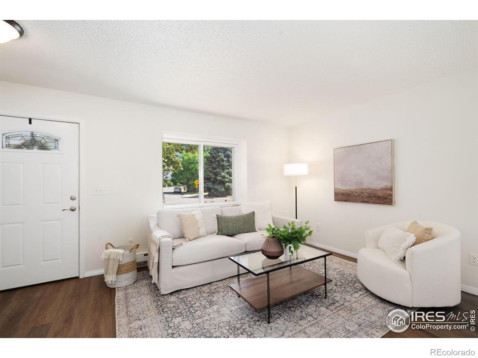 Image 4: Brand new luxury plank flooring flows throughout. Image 4: Brand new luxury plank flooring flows throughout.