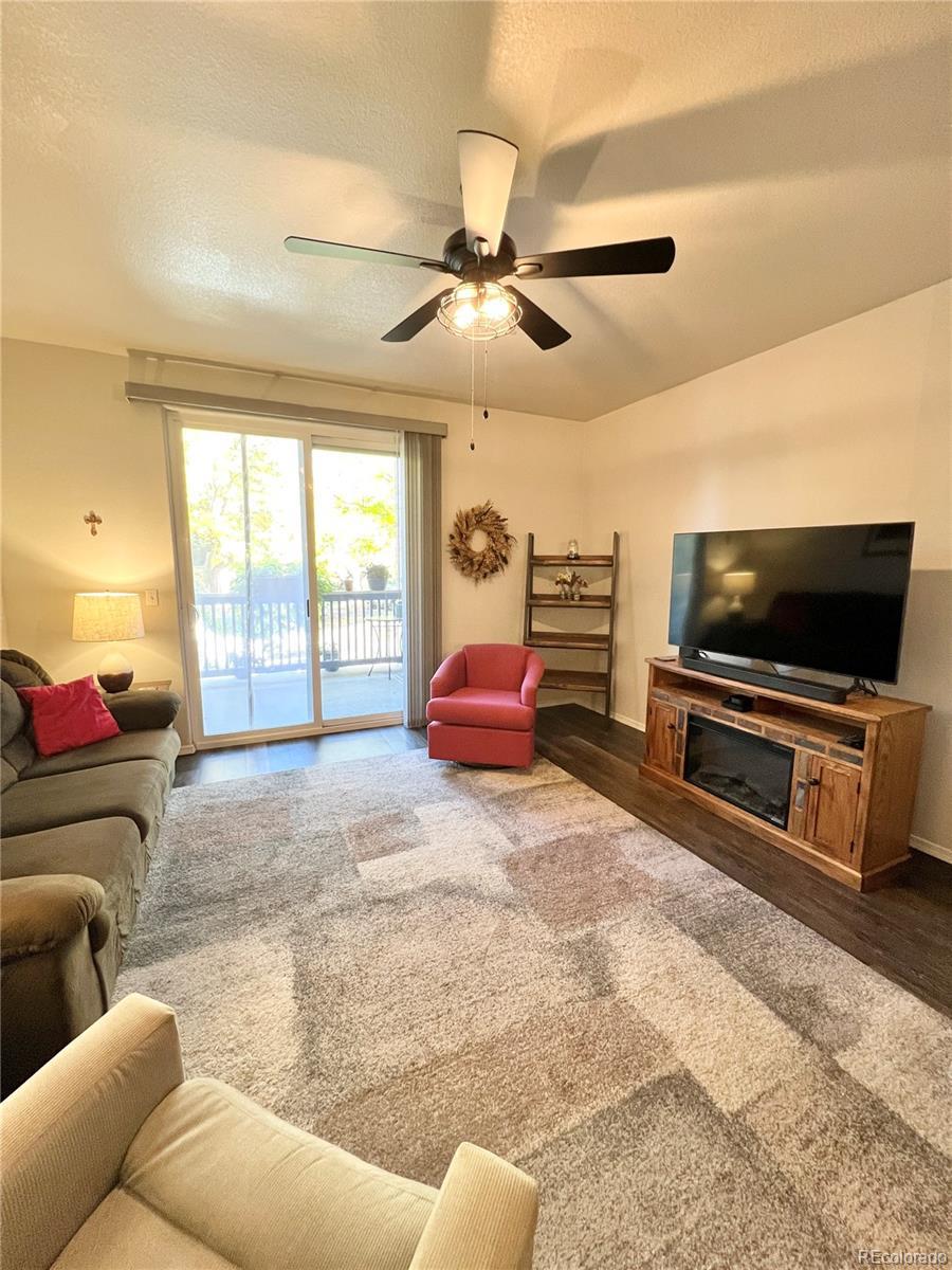 Image 2: Living room