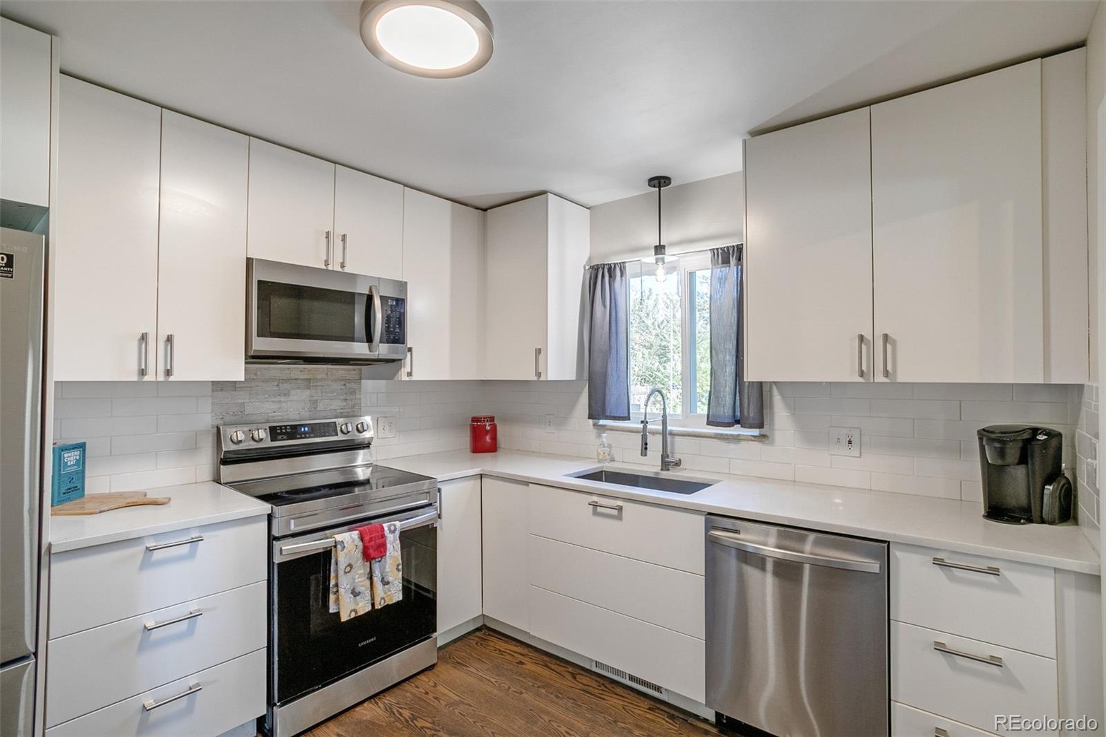 Image 4: Quartz countertops, soft close cabinets