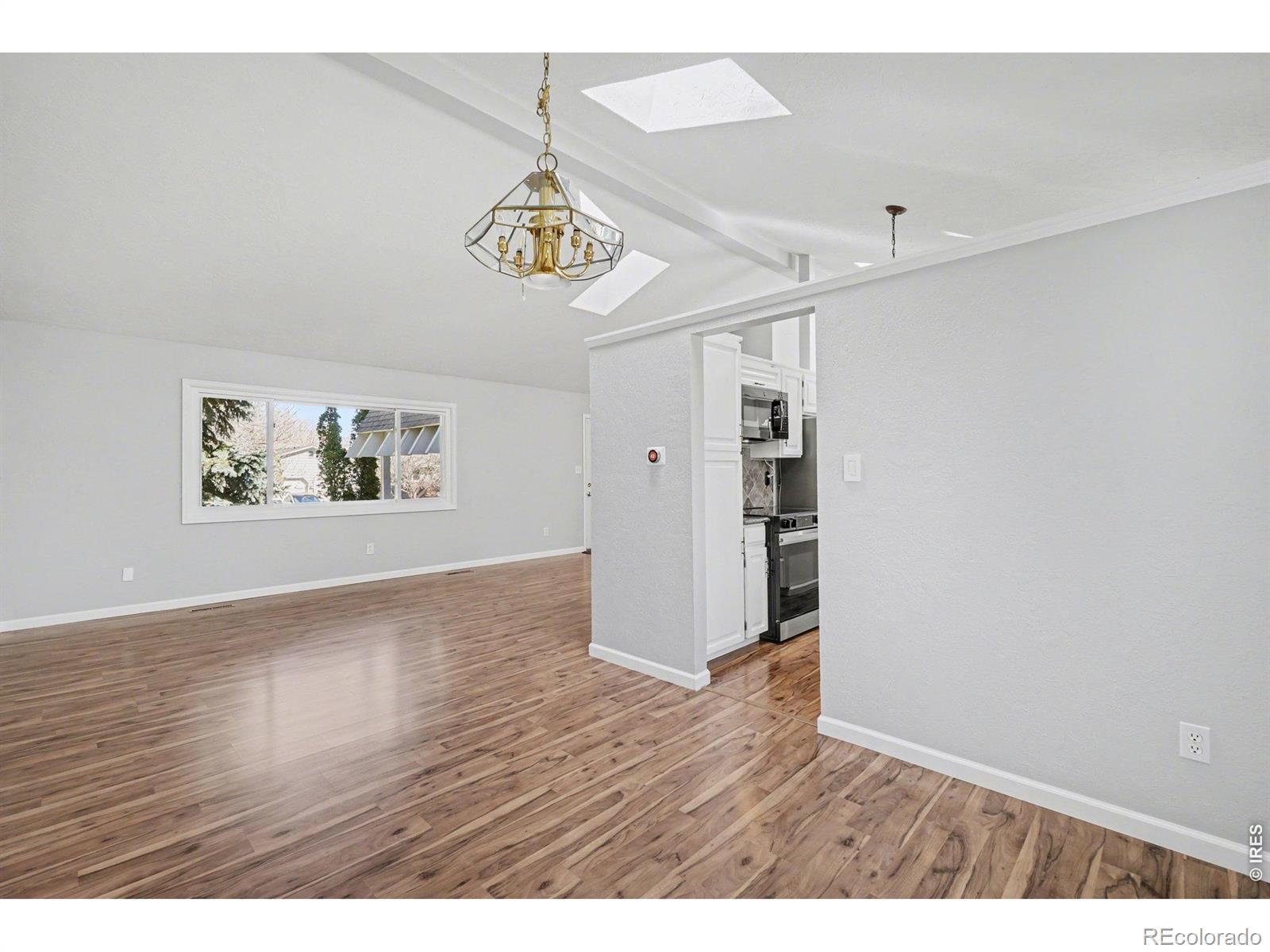 Image 4: Dining Area / Living Room