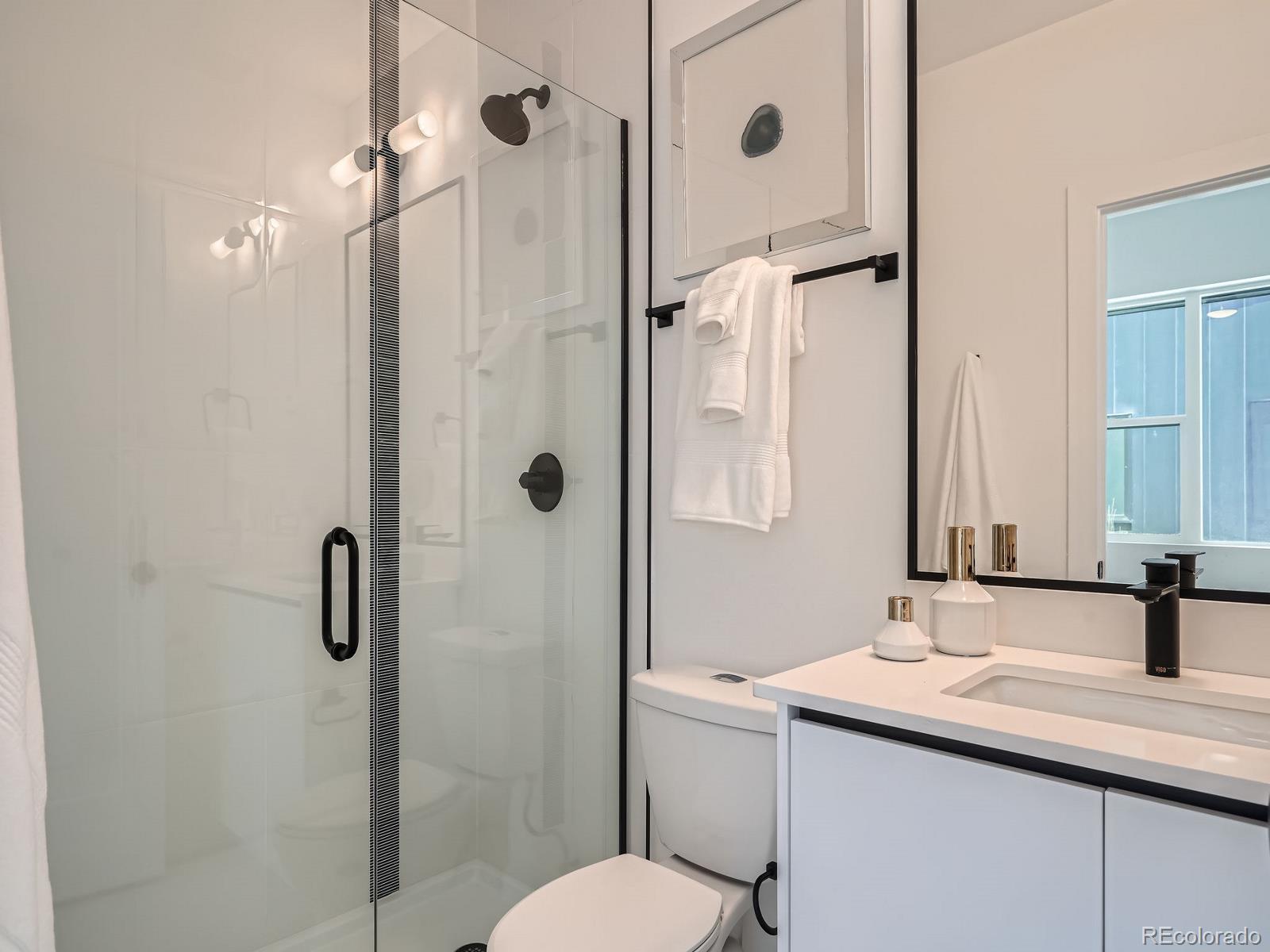 Image 4: 05 Bathroom.jpg