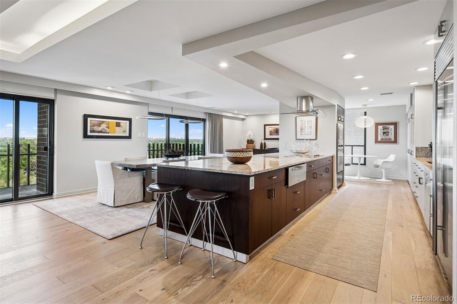 Image 2: The ideal kitchen for entertaining.