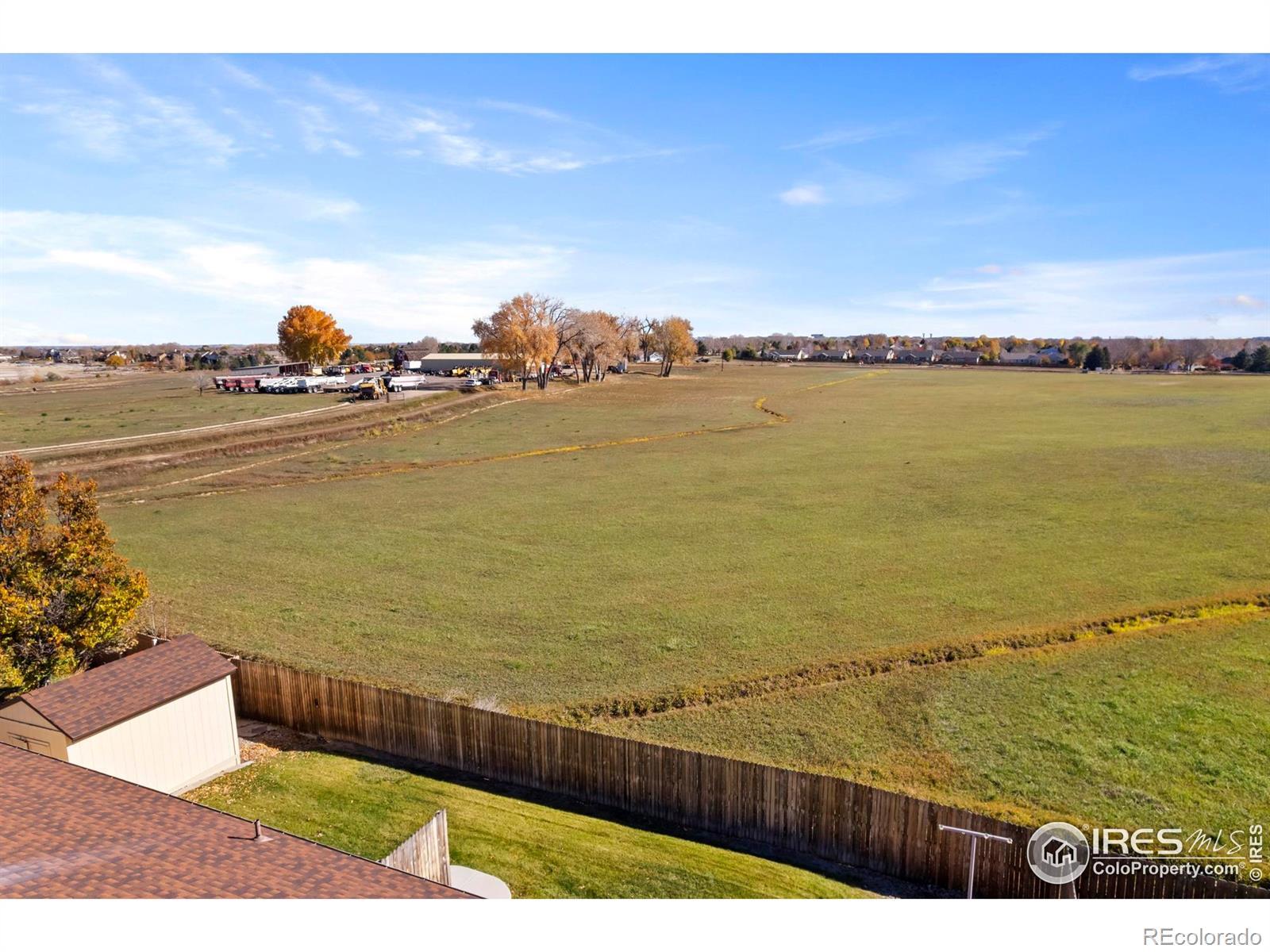 Image 3: Backs to open space!