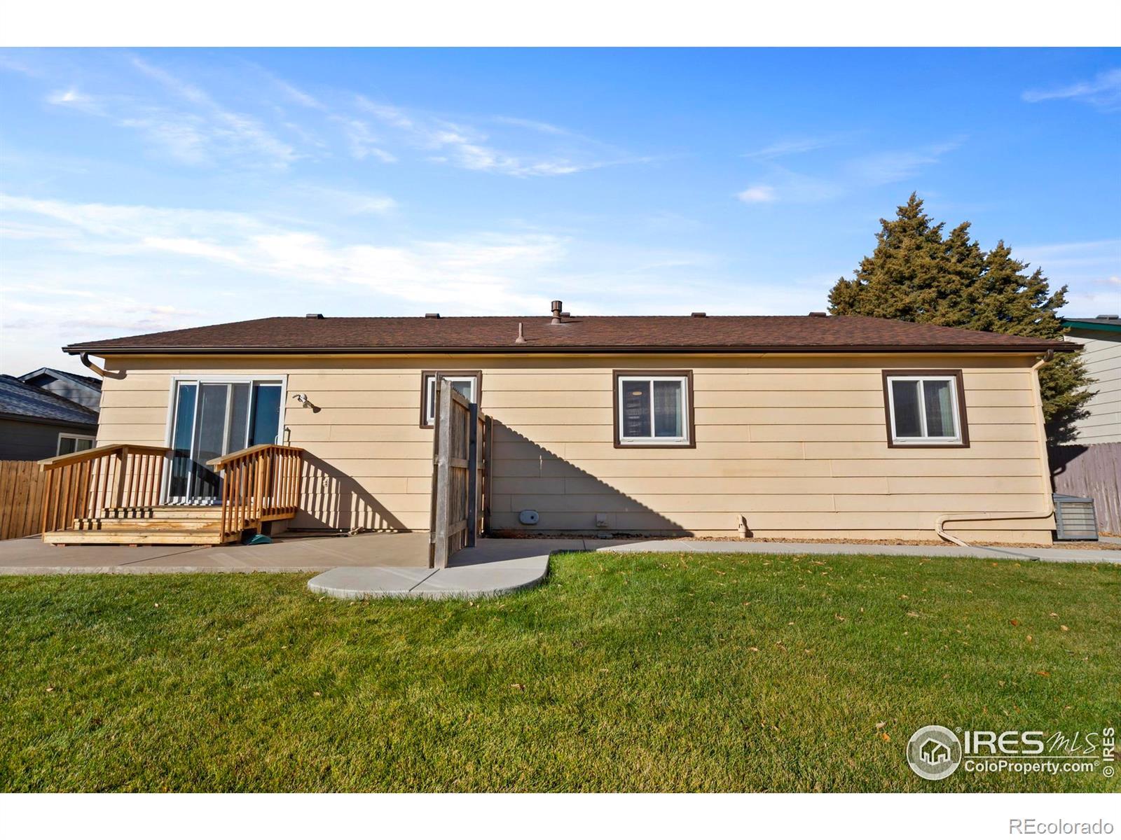 Image 4: Beautiful backyard!