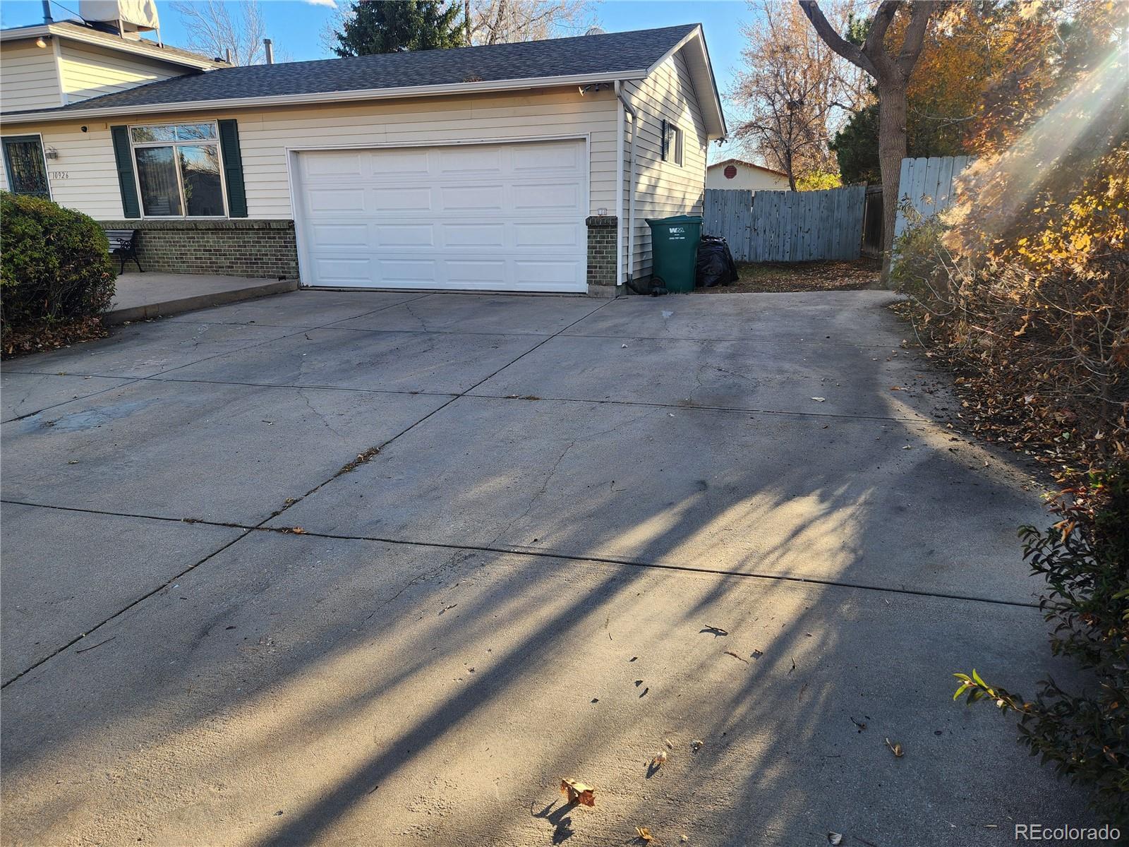 Image 2: huge 3 car driveway Image 2: huge 3 car driveway