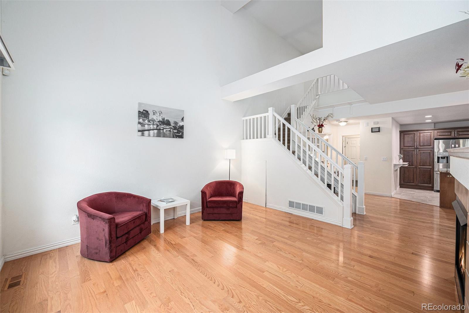 Image 4: Spacious Living Room