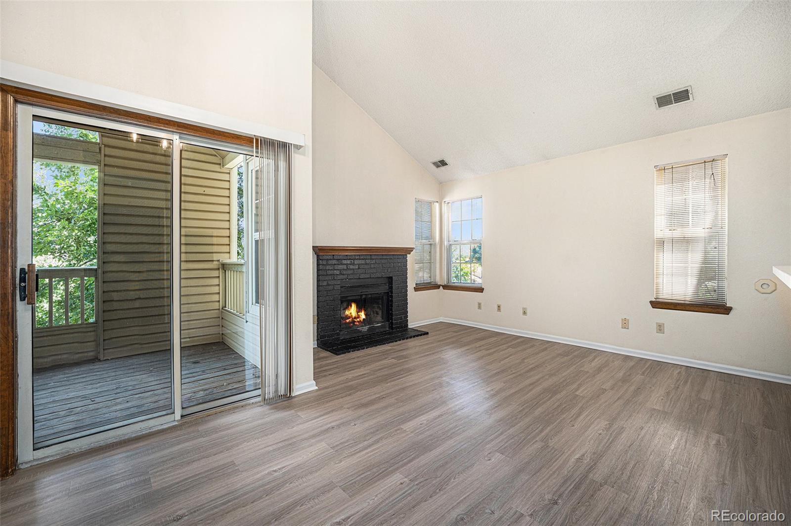 Image 4: Living area