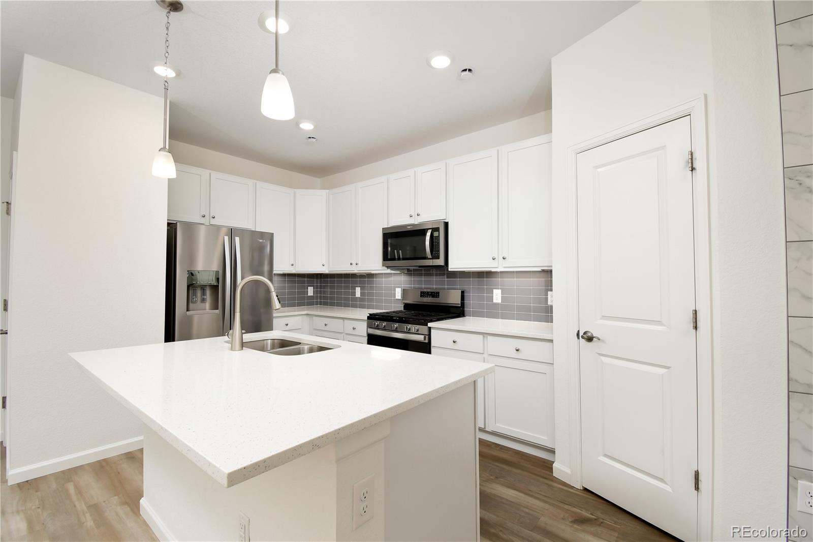 Image 4: Kitchen