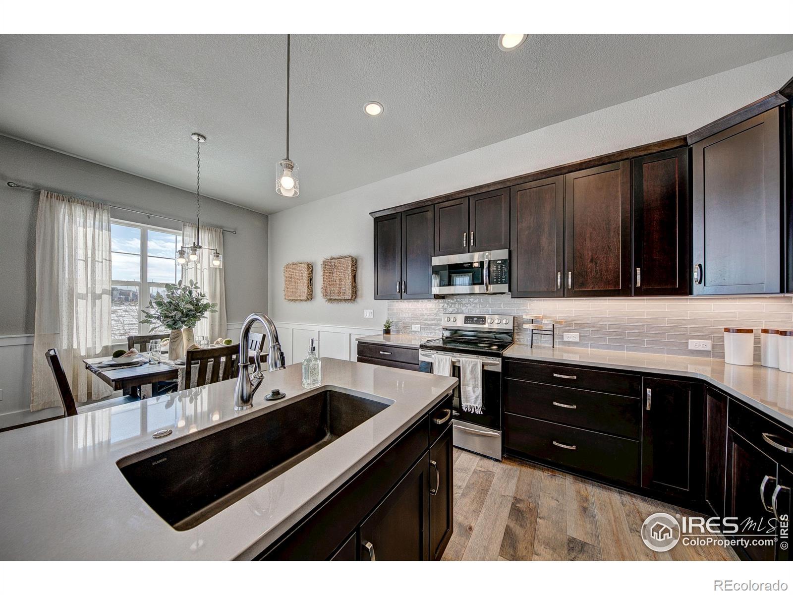 Image 4: Open, timeless kitchen