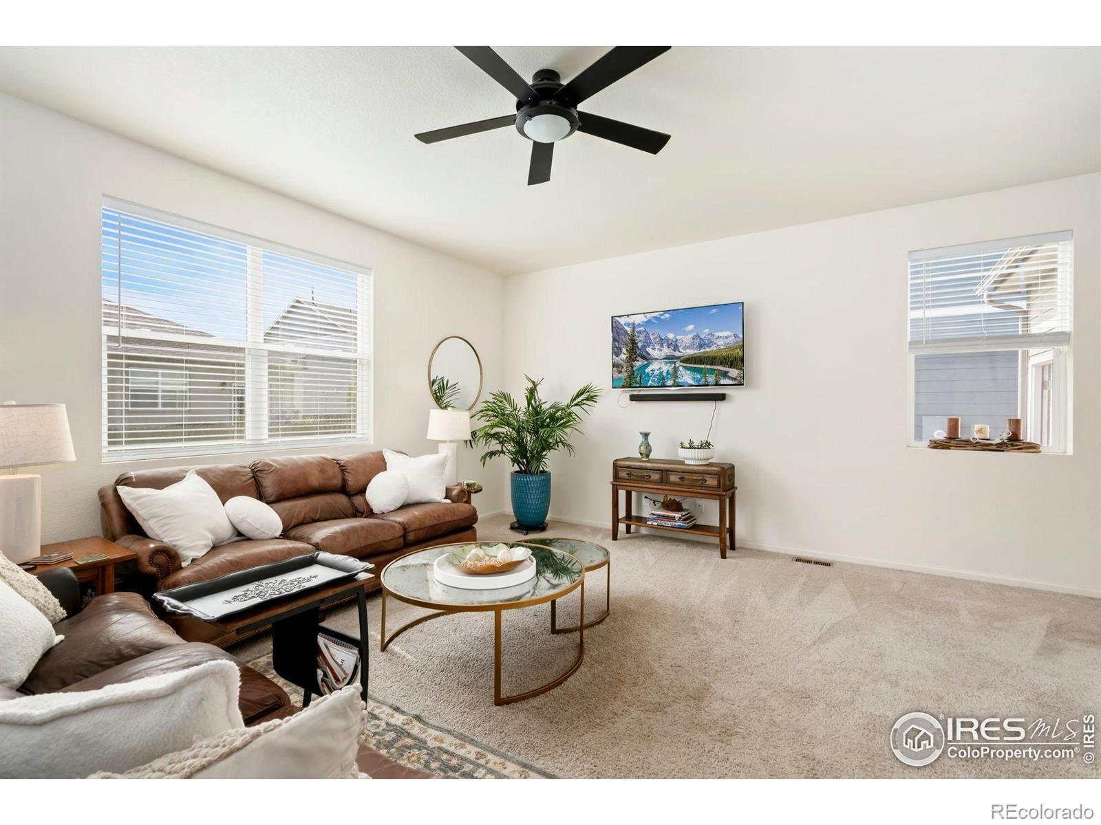 Image 3: Light and Bright living room