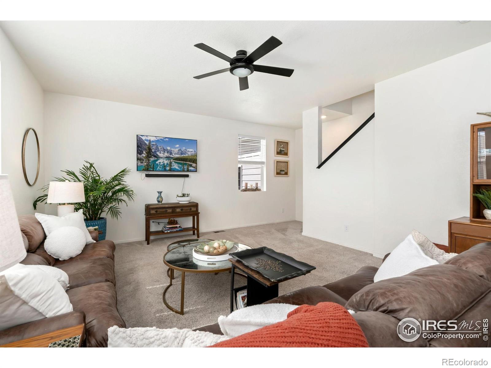 Image 4: Living room