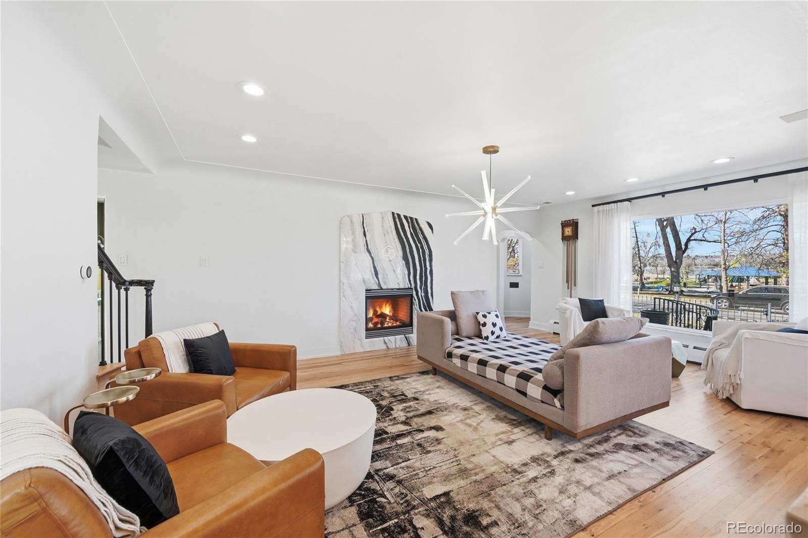 Image 4: Gorgeous oak hardwood floors