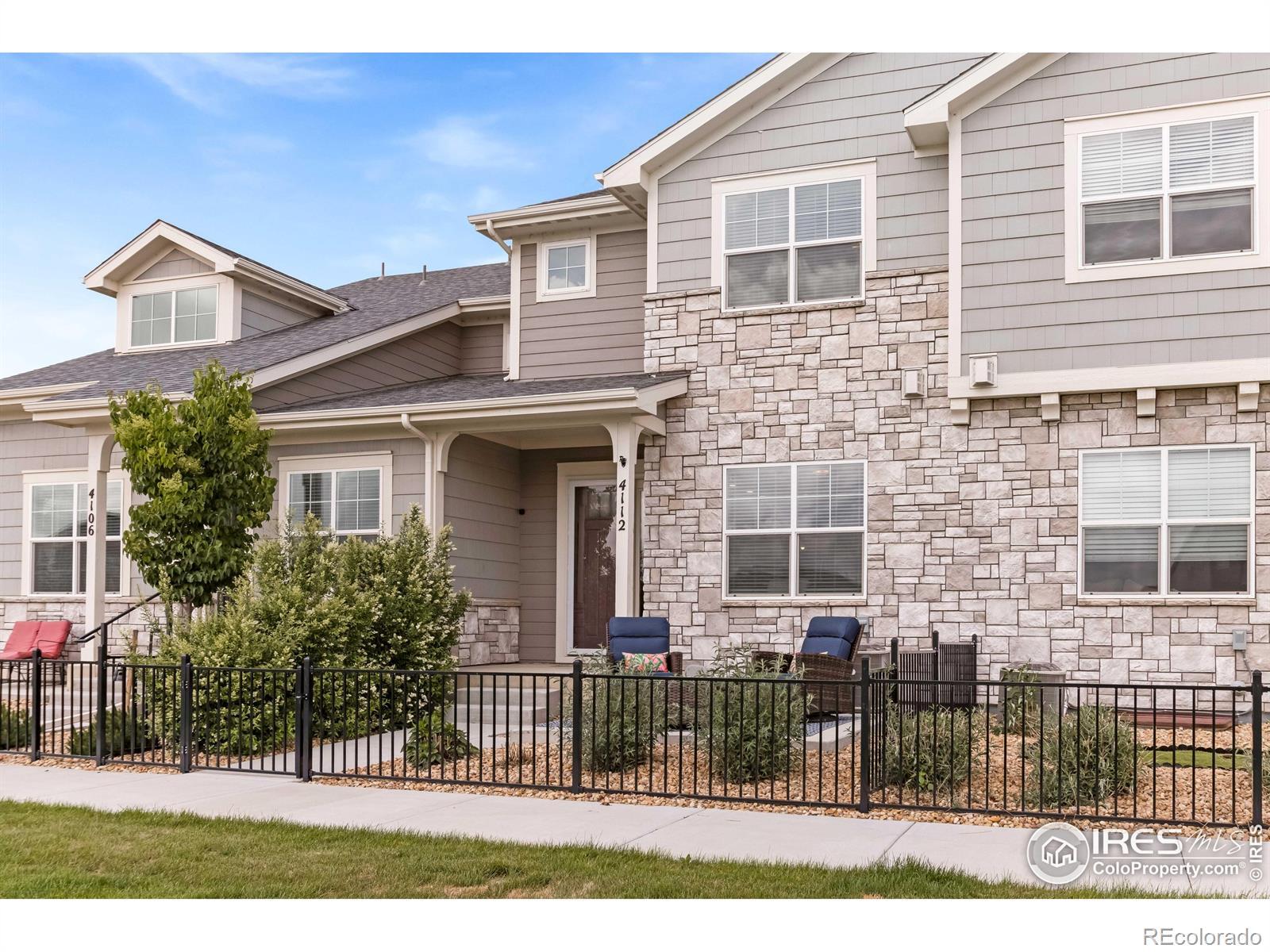 Image 3: Fenced front yard