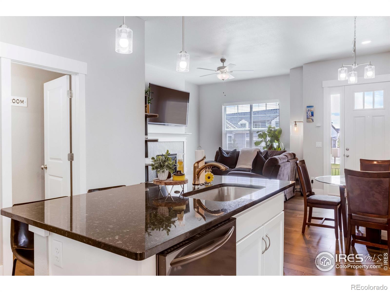 Image 4: Large Kitchen Island