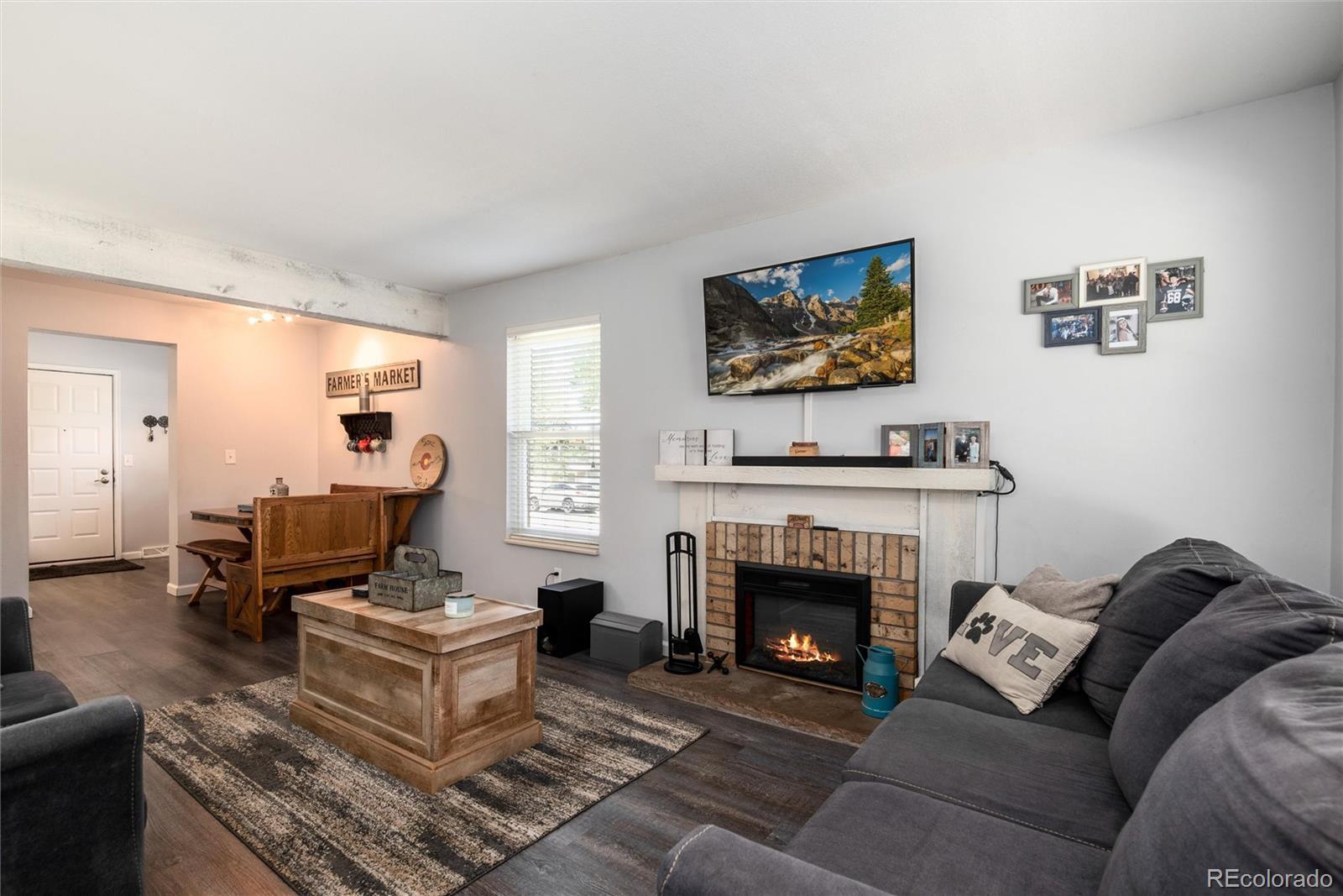 Image 3: Spacious living room