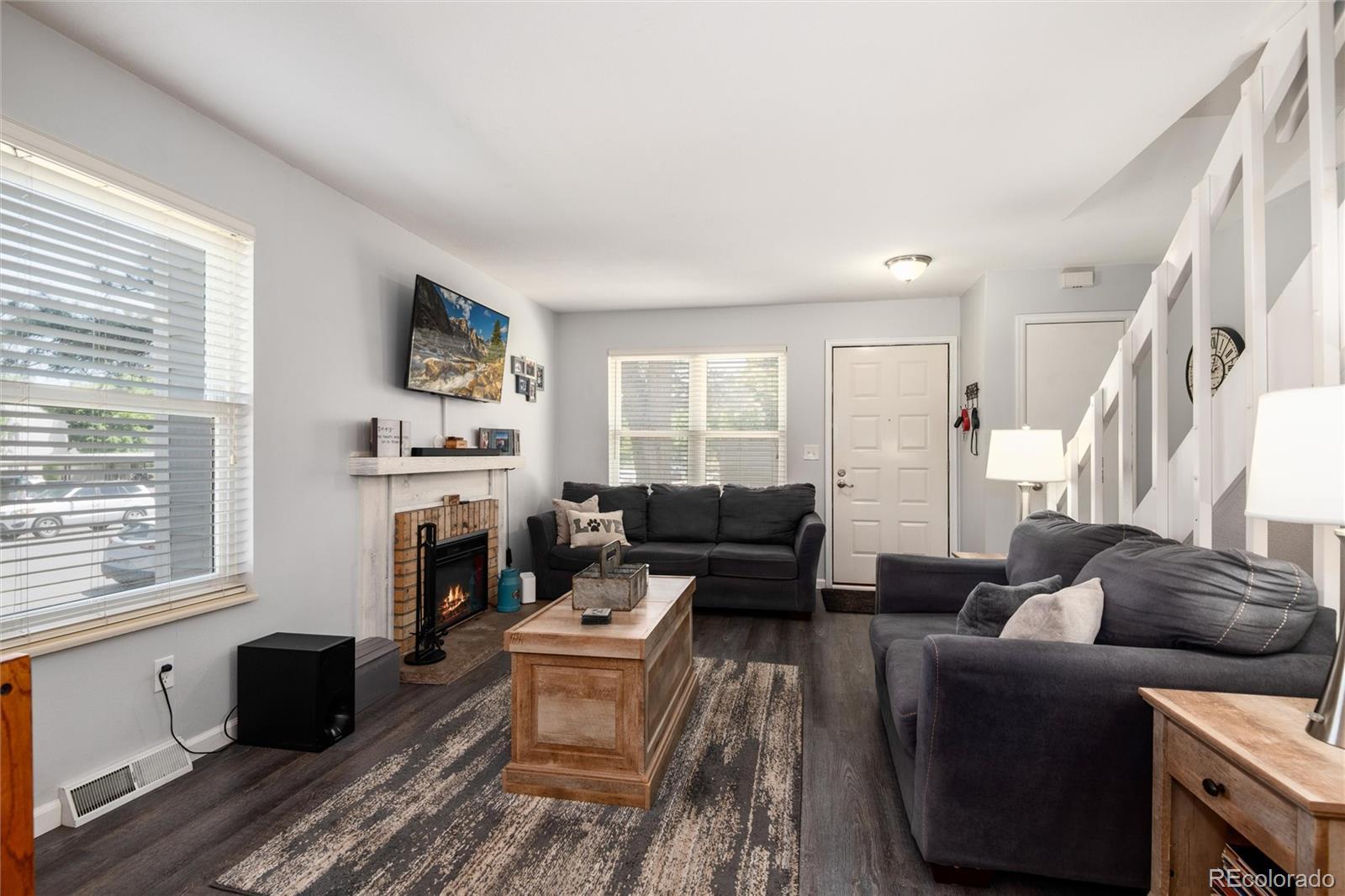 Image 4: Living Room