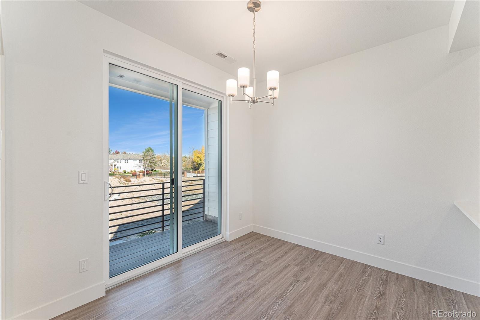 Image 3: Dining room w/covered balcony