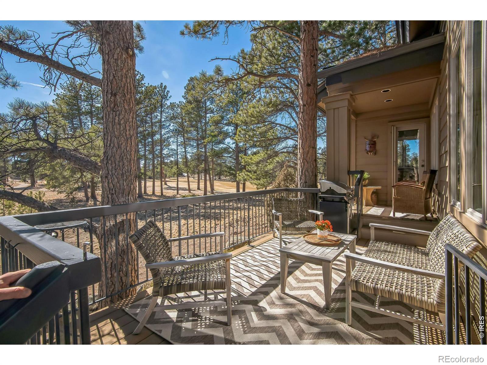 Image 2: Awesome deck in the pines