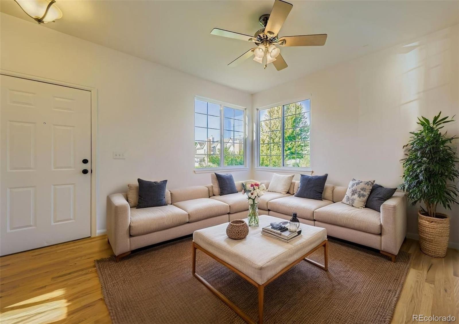 Image 4: Living Room