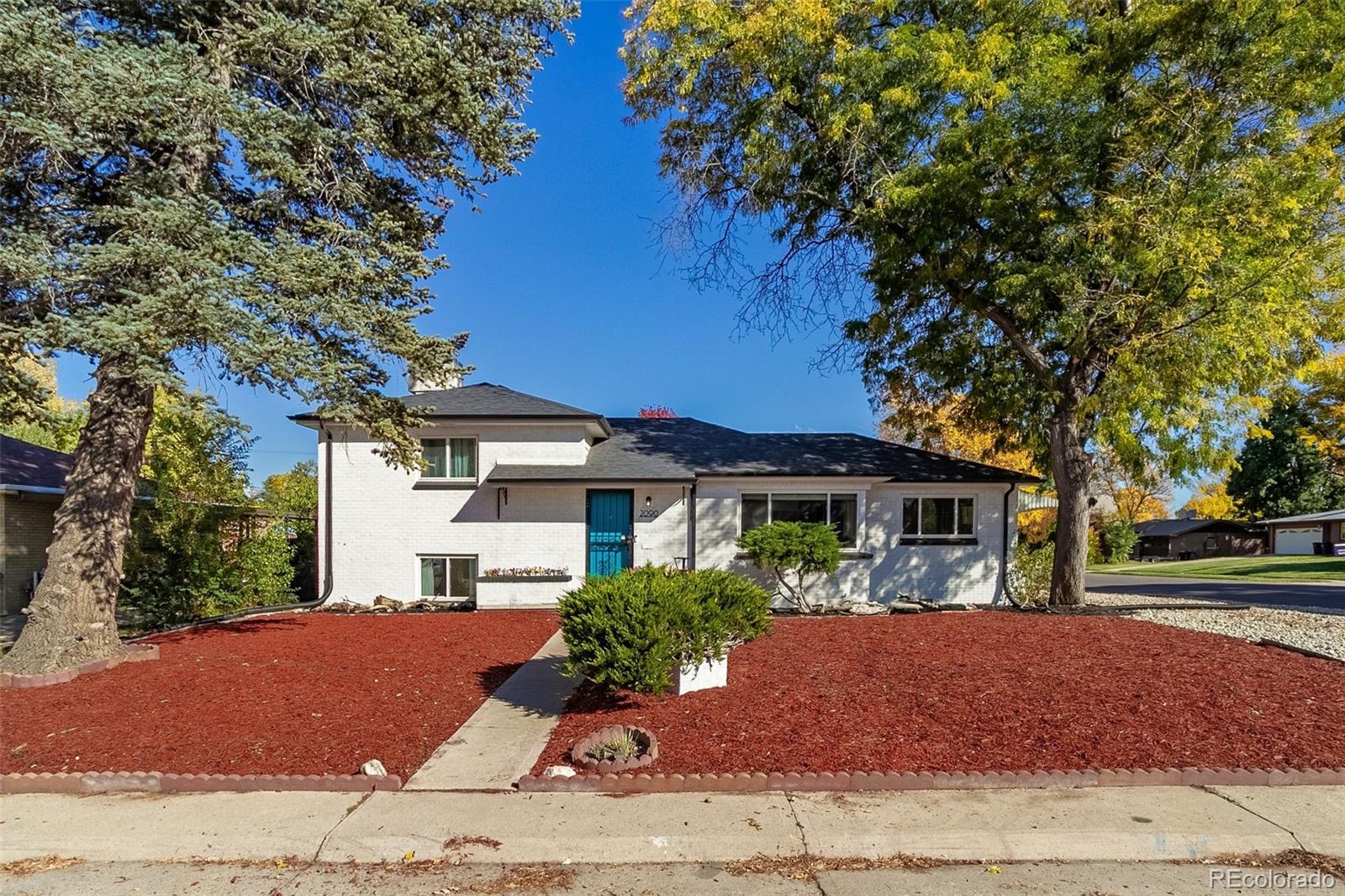Image 1: Maintenance free front yard, red brick borders and freshly mulched Image 1: Maintenance free front yard, red brick borders and freshly mulched