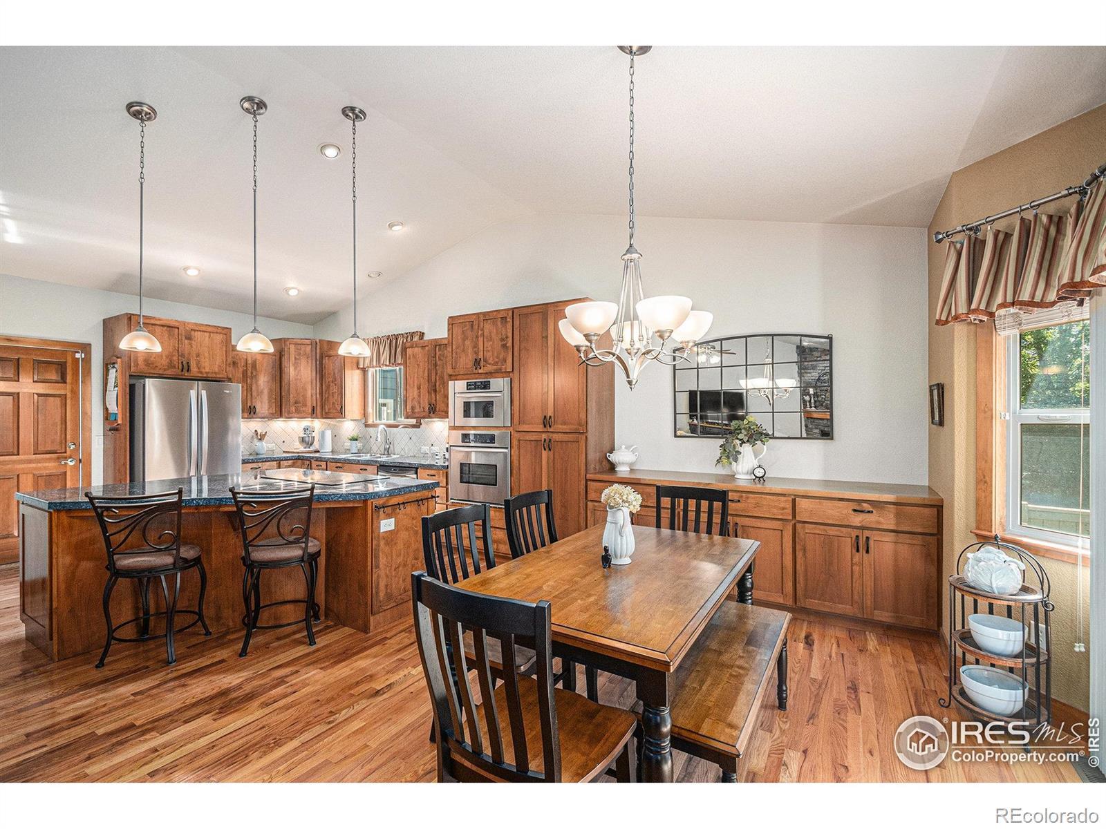 Image 4: Spacious Dining Area with Bay Window Image 4: Spacious Dining Area with Bay Window