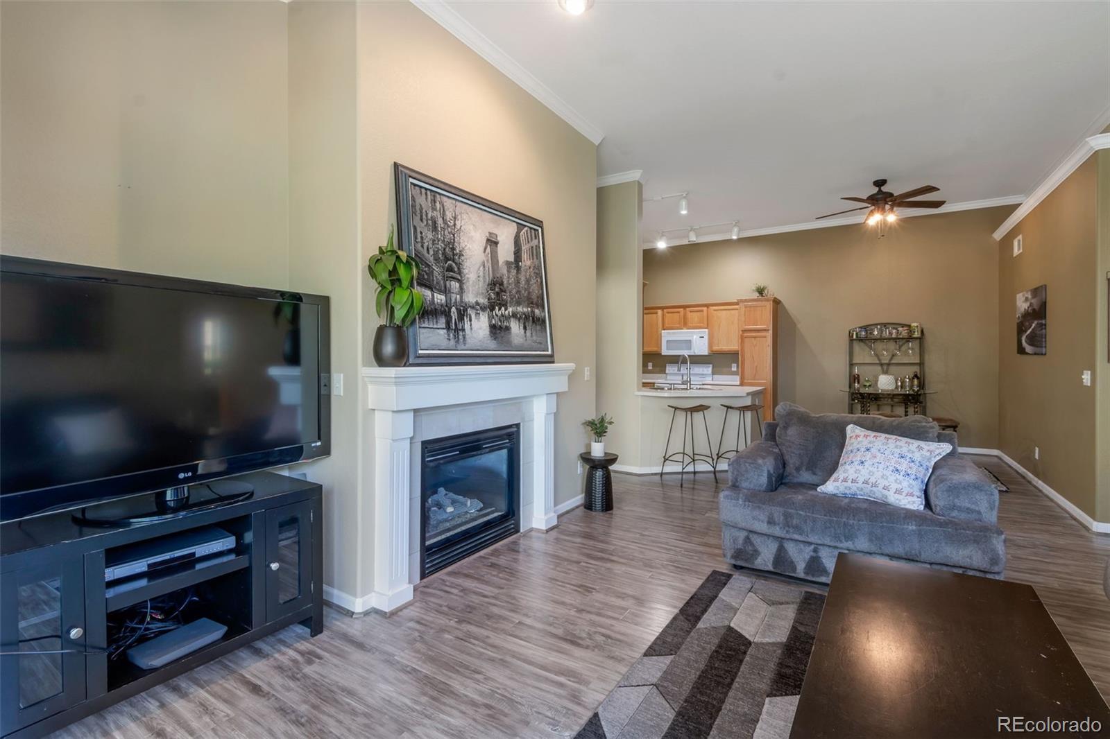 Image 1: Large open area to kitchen and dinning.