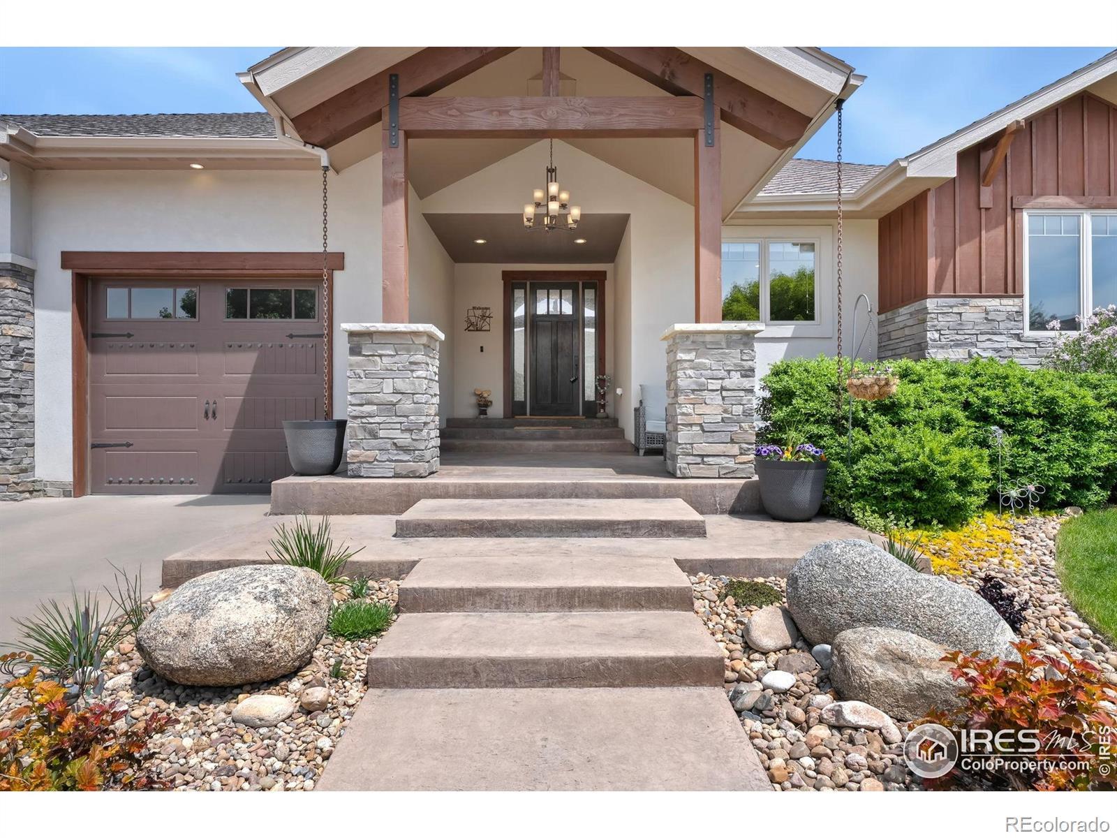 Image 4: Impressive Covered Entryway Image 4: Impressive Covered Entryway