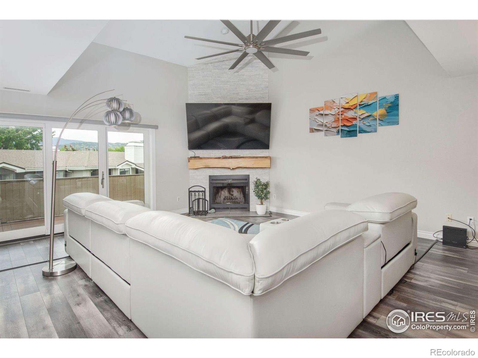 Image 4: Bright and Open Living Room