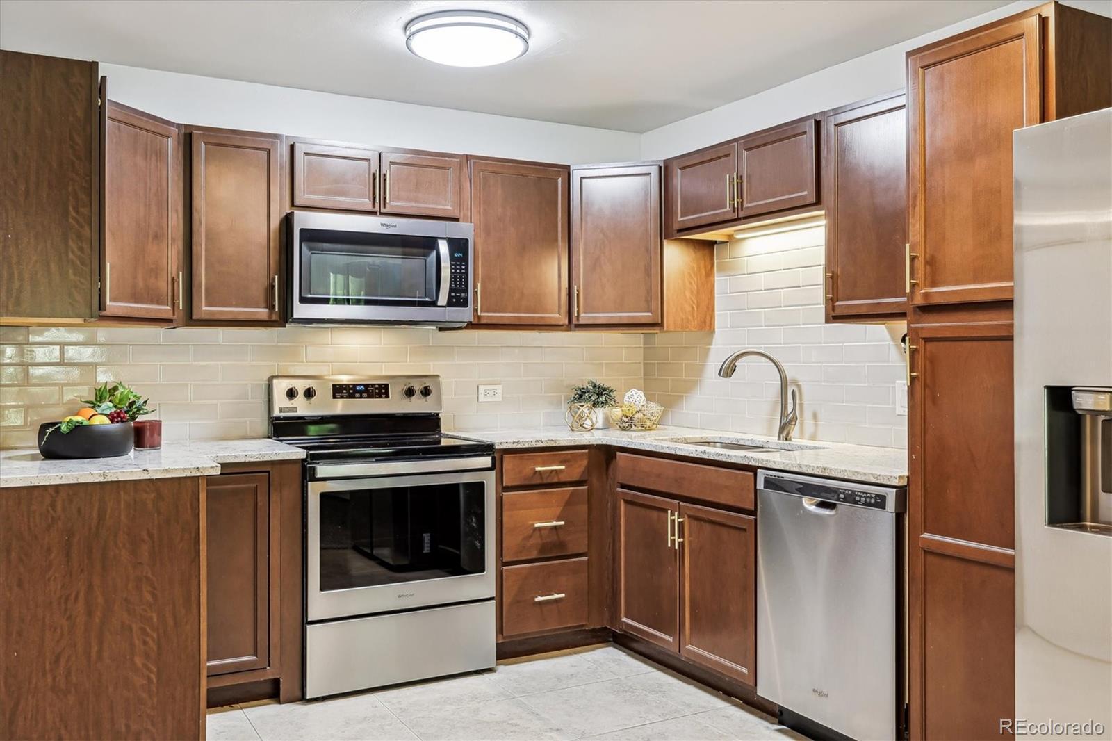 Image 3: Gorgeous updated Kitchen with tile backsplash
