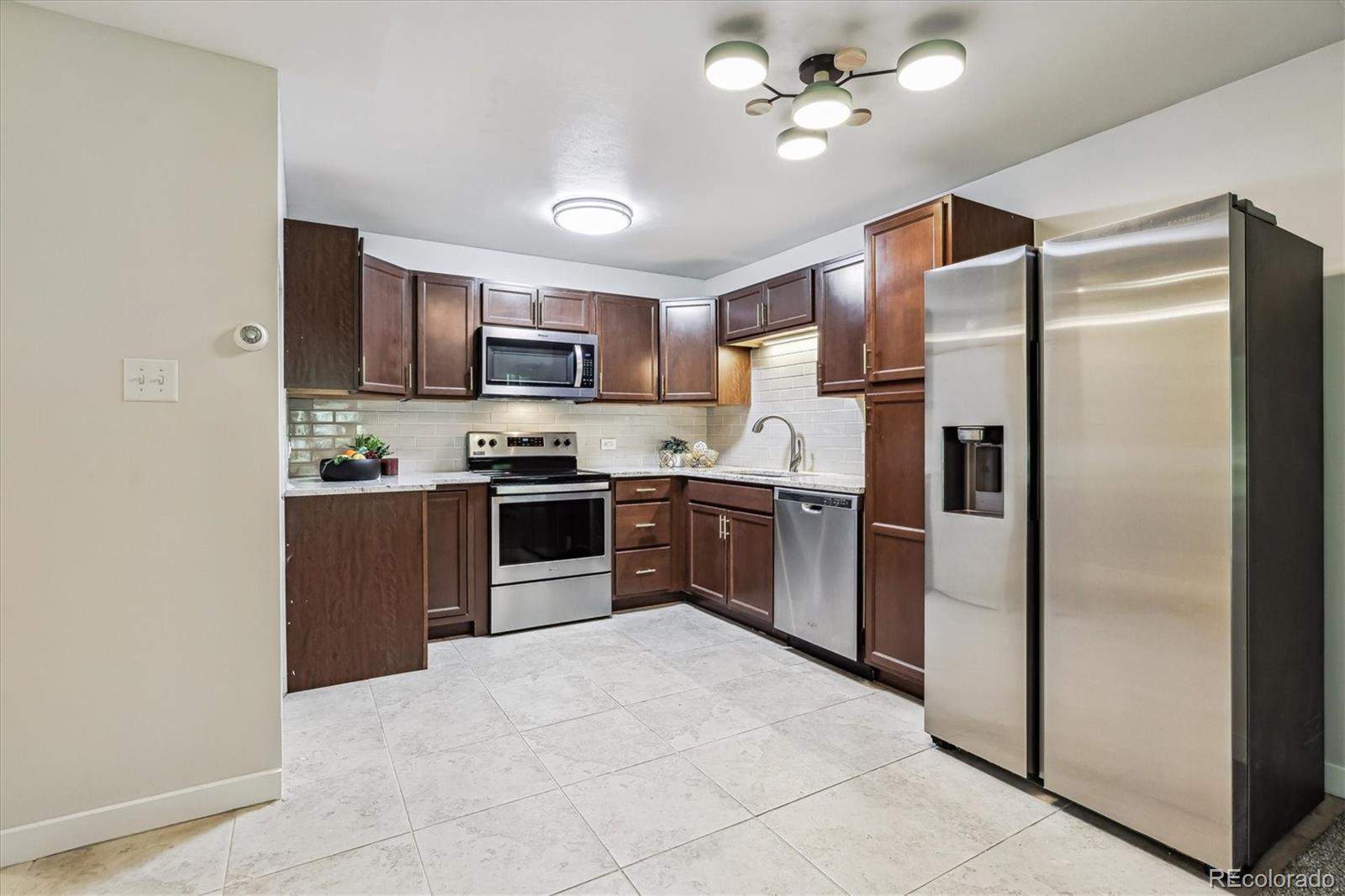 Image 4: Kitchen - stainless steel appliances