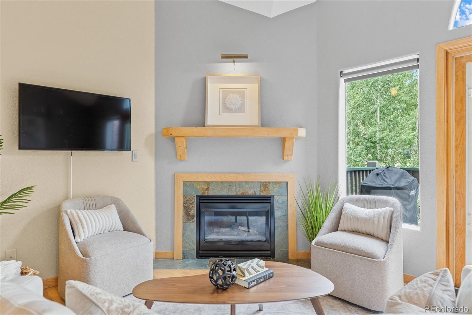 Image 3: Living Room