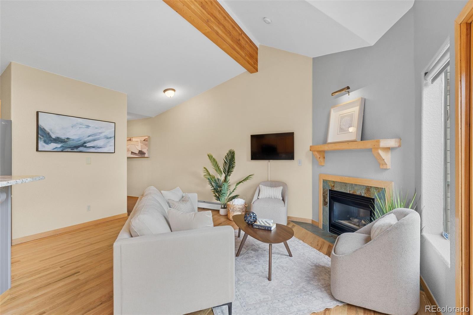 Image 4: Living Room