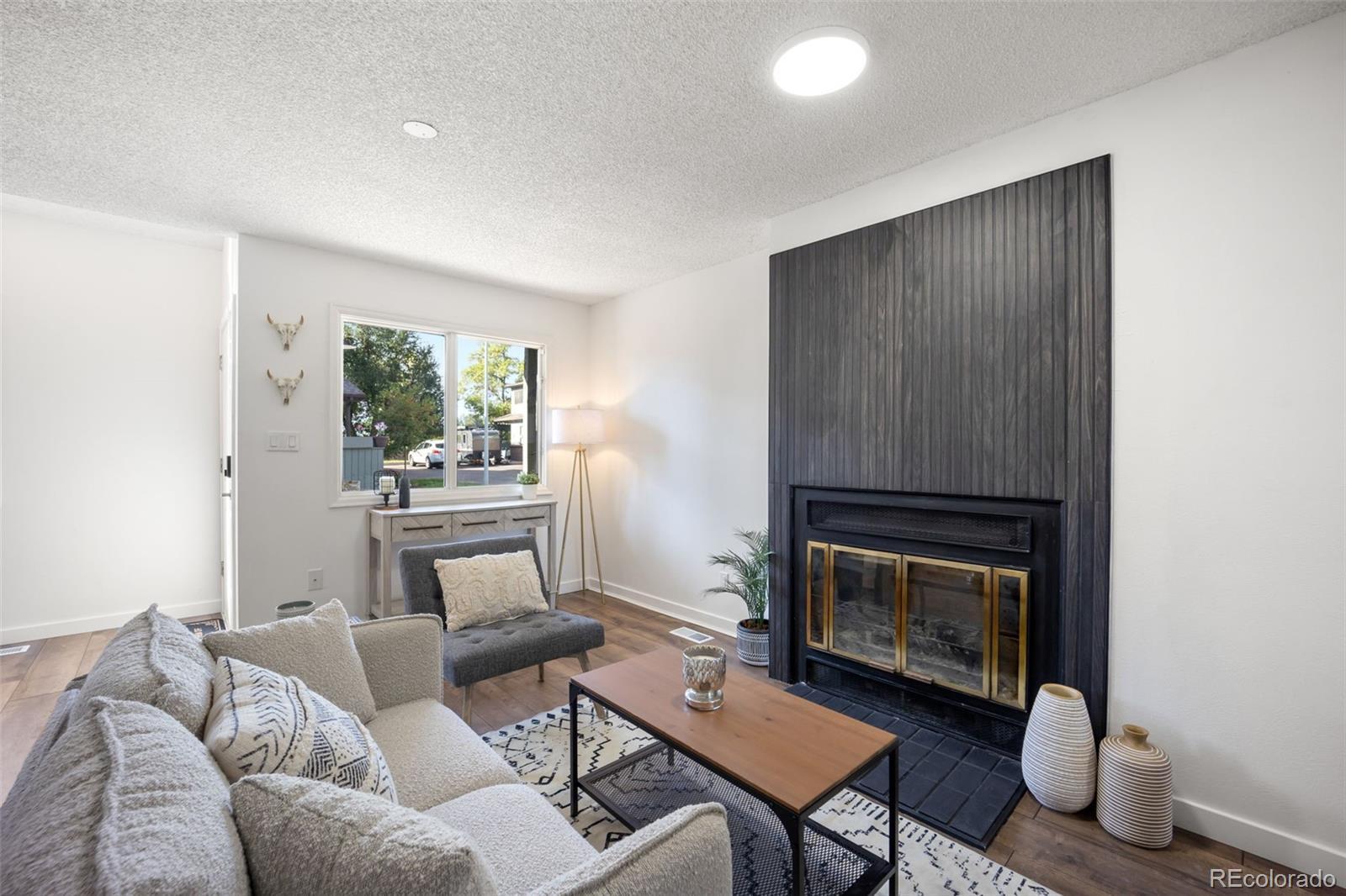 Image 3: Front entrance / Living room